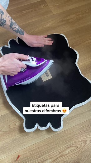 Por fin ya llegaron las etiquetas para pegar a nuestras alfombras 🤩 ¿Que os parecen? #branding #rugtok #tufting #hellokitty #alfombras #tapete #diy #craft #howto
