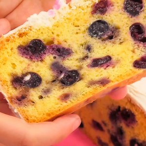 CHEC PUFOS CU AFINE SI CIOCOLATA❤️ - (Simplu și Rapid) Daca iti place salveaza reteta si partajeaza cu prietenele ! 😘 🔘INGREDIENTE NECESARE: -180 g de faina -5 oua -120 g zahar -300 g afine -5 linguri ulei -1 lingurita praf de copt -coaja de la 1 lamaie -1 varf de cutit de sare | Anyta Cooking