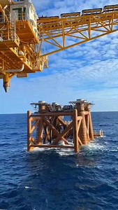 Process Loading Jacket feat module oil gas.. Bahasa Indonesia nya Proses Bercocok tanam Jacket dengan Module.. 💪😎👌 #welder #fblifestyle #fbpro #galangan #shipyard #fyp #offshore #onshore #module #jacker #Rig | Januel Sianipar