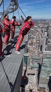 Breathtaking views! EdgeWalk opens for the season April 5. Book now.🙌🙌🙌Des vues à couper le souffle! L'Haut-da Cieux est de retour pour la saison le 5 avril. Réservez dès maintenant. | CN Tower / Tour CN