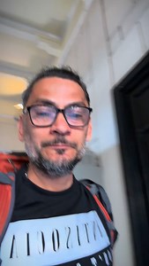 Taormina es una de las joyas históricas más lindas de Sicilia. Ubicada en lo alto, con vista al mar Jónico, combina calles medievales, balcones llenos de flores, artesanías locales y una gastronomía donde brillan el pistacho, el limón siciliano, las pastas y los productos del mar. Su lugar más emblemático es el Teatro Antiguo, construido por los griegos y ampliado por los romanos, famoso por su vista única al mar y al Etna. Caminar por Corso Umberto, perderse en sus callecitas y comer en sus tra