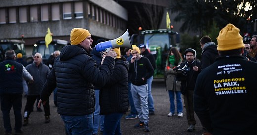 Quelle est la signification des bonnets jaunes portés par les agriculteurs français lors des manifestations ?