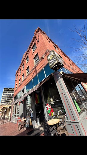 JAVA! My favorite coffeehouse! They have been roasting their own beans since the early 90’s. They serve delicious specialty drinks and yummy desserts, have a great atmosphere and awesome staff! Located in Boise and Twin Falls.. check them out! The Twin Falls location is our favorite! ❤️ ☕️ #coffee #cafe #dessert #downtown #roast