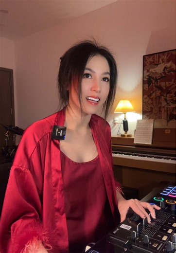 Thy nhận quà DJ từ chồng: Bàn DJ mới nhất ❤️‍🔥