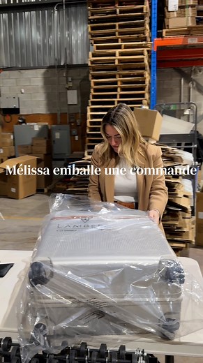 Mélissa emballe une commande à l’entrepôt… enfin, elle fait de son mieux! 😅 Laisse ton numéro de commande en commentaire pour qu’elle puisse peut-être préparer la tienne. #lambertbags | Lambert
