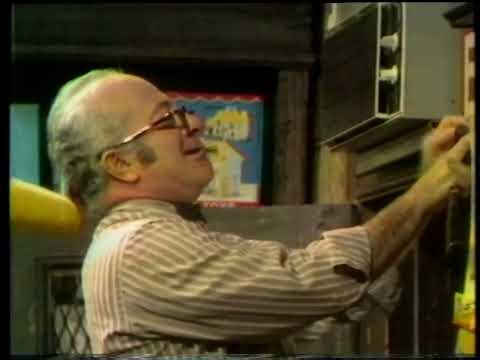 0138 - Mr Hooper's EXIT Sign/Looking for Es
