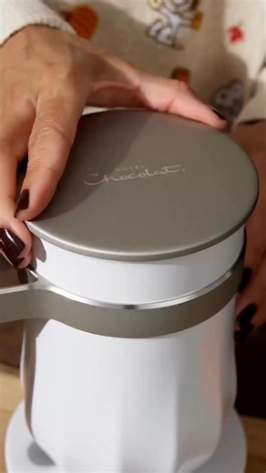 We’ve obsessively engineered the InnerPod ridges and a custom-designed whisk to generate a vortex-effect, which melds real chocolate and milk for velvet-smooth texture and a high density chocolate crema – hot or cold. Taste why it matters. ✨ 📸 @es_liliana #hotelchocolat #allnewvelvetiser #chocolate | Hotel Chocolat