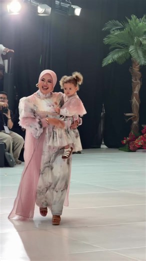 SHELLA SAUKIA (@shellasaukia)’s videos with Monkeys Spinning Monkeys - Kevin MacLeod & Kevin The Monkey