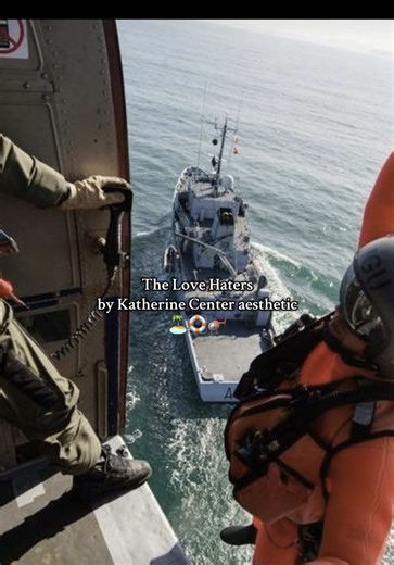 the first video I took and i got to visit where katie and hutch had a lil love confession moment in Mallory Square during sunset 🤭🤍 plzzz read this book, based in the Florida keys it’s so good🌴 !! ##katherinecenter##thelovehaters##floridakeys##bookrecs##beachvibes##mallorysquare