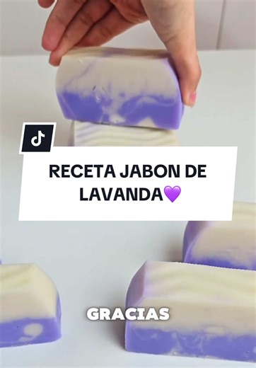 RECETA JABÓN DE LAVANDA💜 Ingredientes: - 200 g de base de glicerina - 1 cucharada de flores secas de lavanda - 10 gotas de aceite esencial de lavanda - 1 cápsula de vitamina E (opcional) - Colorante lila o morado (opcional) ✨ Preparación: Derrite la glicerina a baño maría o en microondas, luego agrega el aceite esencial de lavanda y la vitamina E mezclando suavemente; incorpora las flores secas y el colorante si deseas. Finalmente vierte en moldes y deja enfriar hasta que solidifique completame