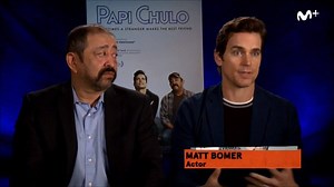 Matt Bomer y Alejandro Patiño nos hablan sobre 'Papi Chulo', la historia de amistad entre un meteorólogo deprimido (Matt Bomer) y Ernesto (Alejandro Patiño), un trabajador inmigrante latino en plena era Trump. Ya disponible en Menú>Cine. #UnEstrenoAlDía☝🏽 | Cine en Movistar Plus