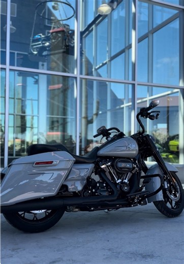 Give me a call to test ride! 2025 Harley-Davidson FLHRXS Road King Special with CUSTOM PIN STRIPES Stock Number: HD618184 Call and ask for Michelle: 520 751 3380 #harley #harleydavidson #biker #moto #tucson