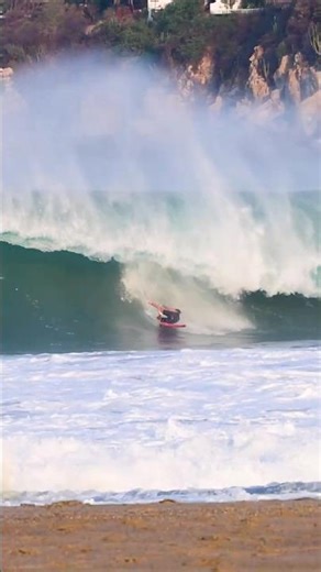 INSANE surfer crushed in big wave wipe out // Rider Kauã #bigwave #wipeout #surfing