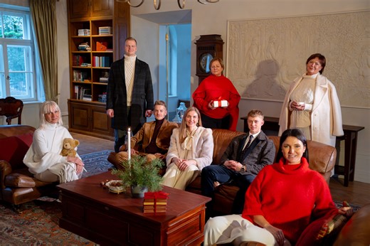 Svētku laiks nav par skaļiem vārdiem. Tas ir par klusumu, atmiņām un sajūtu, ka darām lietas ar jēgu. Sezonas mainās, darbs laukos turpinās, bet vērtības paliek. Gada izskaņā ļaujam sev uz mirkli apstāties un atcerēties, kas patiesi svarīgs. No sirds paldies, ka arī šogad bijāt kopā ar mums.❤️ Lai mierpilns, silts svētku laiks jūsmājās. Ar sveicieniem Bayer Crop Science komanda | Bayer CropScience Latvija