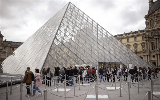 Parigi, Louvre allagato: soffitti danneggiati e chiusura a tempo indeterminato delle sale