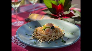 Spaghetti con camarones y chipotle - Cocina con Conexión - Sonia Ortiz con Juan Farré - Recetas de N Una pasta deliciosa, ideal para las fiestas decembrinas. El tatsoi se puede sustituir por acelgas, espinacas o cualquier tipo de col. #spaghetti | Cocina al natural