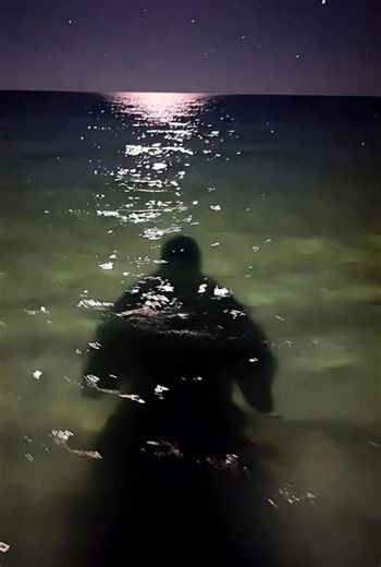 a man swimming🏊 in the 🌊ocean in night #swimming #sealife #OceanFootage #oceantitanvoyage #OceanMystery