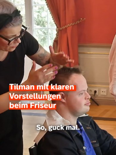 Tilman beim Friseur ist nicht einfach Kunde, Tilman ist Qualitätskontrolle. Der Schnitt sitzt schon ganz gut, aber sagen wir mal so: Da ist noch Luft nach oben. 💇‍♂️ #Friseur #Haare #inklusion #downsyndromeawareness #glowup