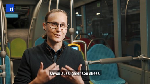 🚍 Passée par la vente avant d’atterrir derrière le volant d’un bus tl, Eva ne regrette pas ses choix. Aujourd’hui, elle partage son temps de travail entre la conduite et la formation d’élèves conducteur·rice·s sur le réseau. Elle avait besoin de donner du sens à son activité, cette dimension elle l’a trouvée aux commandes de son bus, dans cette relation avec vous. 😉 L'histoire vous inspire ? Venez à la rencontre des collaboratrices qui partagent leur vécu, leur expérience et leur parcours aux 