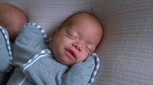 世界上最大肚子的孕妇，本以为怀了双胞胎，检查发现肚里有11个！