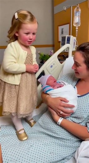 "Mama... Who's that tiny peanut?!" "That's your baby brother honey" 🥺 #newborn #cutebaby