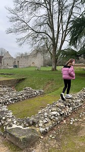 Brunch in Bishop’s Waltham anyone?🌳🛍 Enjoyed a Sunday stroll around Bishops Waltham palace which is free to enter, followed by brunch at the original Hampshire institution ‘Josies’ which is always a winner with its breakfast taco, loaded tots and a biscoff milkshake. The marketing town is such a picturesque place, with its colourful streets, independents and the palace. 📸 | Our Hampshire and beyond
