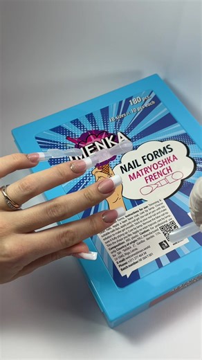 Oggi ho dedicato mezza giornata a sistemarmi finalmente le mani e questa volta ho scelto una French realizzata con le Dual Forms Matryoshka French. Devo dirvi la verità: era da tantissimo tempo che non mi godevo così tanto un lavoro. La French non è mai stata la tecnica più veloce o rilassante, ma con queste Dual tutto diventa estremamente naturale. Ovviamente l’esperienza aiuta – lavoro con le Dual Forms da anni e insegno questa tecnica – ma se non avessi registrato ogni singolo passaggio per i