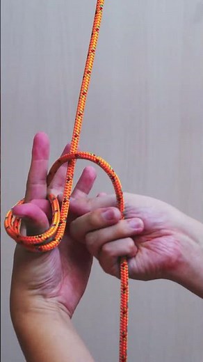 It's a simple Loop Knot, but there are so many variations, it's fascinating!