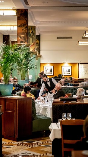 Voyagez dans l’histoire parisienne au milieu des mythiques colonnes de La Coupole ✨ #lacoupole #paris14 #montparnasse #brasserieparisienne #lesbrasseriescestparis | La Coupole Paris