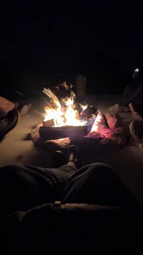 Bonfire hack : spray this on your hair before going to bed and you won’t have to fall asleep smeeling like a fire!! #tiktokpromotions #holidaypromotions #tiktokshop #bonfirenight #firesmell #allnatural