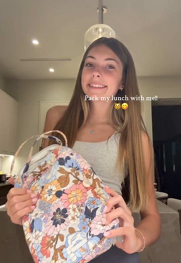 Pack my lunch with me!! Give me more recommendations please! ☺️😽 #diml #packmylunch #packmybagwithme #packmylunchforschool #lunchideas #lunchinspo #aesthetic #relatable #fyp