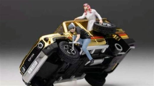 阿拉伯风情高难度动作：丰田LC70电镀金行驶中换胎情景模型