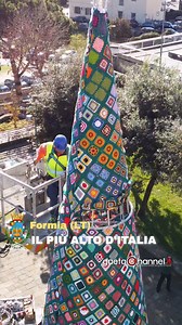 ✨ FORMIA SCRIVE LA STORIA DEL NATALE🎄🧶 DOMENICA SI ACCENDE IL PIÙ ALTO ALBERO DI UNCINETTO D’ITALIA 🧶🎄 UN SOGNO ALTO 16 METRI E MEZZO PRENDE LUCE ✨ ALLE 17:30 FORMIA SI ILLUMINA Ogni dettaglio, ogni filo, ogni punto racconta una storia. Una storia fatta di passione, dedizione e amore che dalle mani arriva dritta al cuore della città. Questa mattina, in piazza della Vittoria a Formia, sotto gli occhi curiosi di cittadini e visitatori,il montaggio dell’albero di Natale di uncinetto. Non è solo