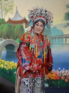 【台灣歌仔戲班劇團 百大精選~杜玉琴老師篇】 本週以資深旦角演員杜玉琴老師為主角， 玉琴阿姨於今年三月底，在睡夢中離世長眠， 讓我們十分難過與不捨，懷念她在舞台上的歌聲與身影。 玉琴阿姨自1995年起，多次參與劇團的演出， 也演過福音歌仔戲《百里名醫》《逃城》《鎖麟囊》《約瑟的新衫》《拿伯的葡萄園》等作品。 1995年兩岸歌仔戲交流演出《李娃傳》，玉琴老師飾演鴇母， 她所演唱的這段【都馬】，十分具有歷史意義， 當時台灣歌仔戲尚未流行都馬調的板式變化， 大陸資深音樂設計陳彬老師，為此戲編腔設計， 才有了這段都馬調，【十一字都馬】首次出現在台灣歌仔戲界的舞台上，由杜玉琴、林美香兩位老師演唱。 2003年劇團巡演《百里名醫》，玉琴老師飾演楊百里的母親， 劇中這段【雜念】【七字調】令人印象深刻， 與飾演小生的許素雲有精彩的對手戲， 楊母對兒子繼承父親遺志，欲冒險入村從醫救人，既擔心又不捨， 玉琴阿姨情感表現收放自如、拿捏得當，賺得台下掌聲與熱淚。 2013年劇團演出時裝新劇《運河奇案》， 玉琴阿姨飾演小生吳皆利(王蘭花飾)母親， 這戲是以活戲的方式演出，台詞全由演員在台上即興發揮， 這段母親與
