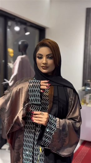 ‎عبا | مانتو عبایی | شیله | ثوب | عبایات ریم‎ on Instagram‎: "عبای اماراتی سه‌تیکه ترکیبی از اصالت عربی و ظرافت مدرن ✨ برشی فاخر، ایستایی بی‌نقص و جلوه‌ای لوکس برای بانویی که خاص بودن را انتخاب می‌کند😍❤️ #عبا #عبایات_امارات #عبایات_العمانی"‎