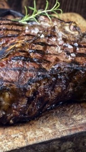 Sua maestà, la bistecca alla Fiorentina 🥩 Segui le REGOLE e SALVA la vera ricetta !👇🏼 . . 1.La vera bistecca fiorentina deve essere nella lombata di vitellone con filetto, controfiletto e deve avere il classico osso in mezzo a forma di T. 2.bistecca fiorentina dovrebbe essere spessa circa 5cm (Sotto le quattro dita l’è carpaccio cit.) 3. Cottura su brace 4. La carne deve essere cotta a temperatura ambiente 5. La prima cottura e sull’osso per qualche minuto dopodiché circa 7/8 minuti per lato 