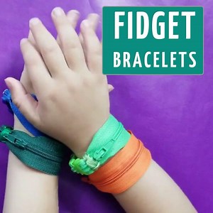 34K views · 53 reactions | Zipper buckle bracelets are easy to make and fun to play with! Create these as a DIY gift, or a craft for kids , or even a travel toy! Buckles: https://rstyle.me/+xU9aoyk1e0mUITWACszXXA (referral link) Tutorial: https://www.momsandcrafters.com/how-to-make-a-zipper-bracelet/ Get the book: howtomakejewelryoutofanything.com | Moms & Crafters | Facebook
