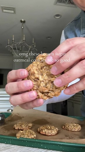 Lots of brown sugar recipe requests coming in so we’re starting with these brown sugar oatmeal cookies! Super thick and chewy you’re gonna love em! Full Recipe is on frostingandfettuccine.com or click the link in my bio! #oatmealcookies #cookies