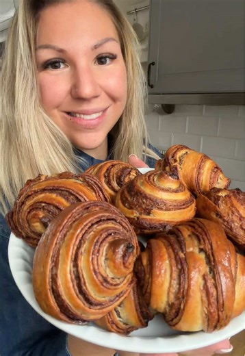 Csokis tekercs Hozzávalók: 500 g liszt 250 ml langyos tej 70 g cukor 1 cs szárított élesztő vagy 2,5 dkg friss 130 g puha vaj Töltelék: 80 g vaj 1 tábla csoki 2 ek kakaópor Cukor ízlés szerint Kenéshez tej Tetejére cukorszirup sütés után Kelesztés: 1-2 óra, plusz formázva 30 perc Sütés: 180 fokon 20-25 perc #easyrecipes #baking #croissant