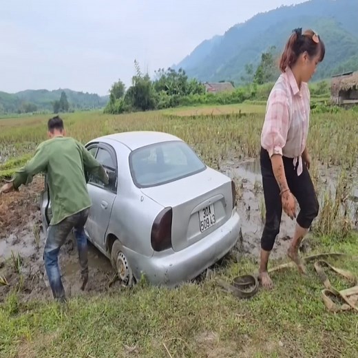 102K views · 947 reactions | Girl_rescues,_repairs_and_restores_a_car_that_lost_control_and_fell | Pues | Facebook