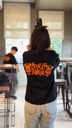 MoonLift on Instagram: "⚠️𝗡𝗢 𝗔𝗣𝗧𝗔 𝗣𝗔𝗥𝗔 𝗕𝗟𝗔𝗡𝗗𝗢𝗦 ⚠️ Así llega la MOONLIFT BURGER 🍔🌙 Una collab con @moonlift25 hecha para gente con hambre, actitud y cero miedo. Sabor que pega más fuerte que un PR fallido 💥 Y por si fuera poco… SORTEO SALVAJE 🎁😮‍🔥 Regalamos una sudadera Moonlift. 👇 PARA PARTICIPAR 🔥 Sigue a @zalaquerestaurante y @moonlift25 🔥 Dale like sin llorar 🔥Comparte en tu historia (menciónanos) 🔥 Menciona a los colegas que se la comerían entera. 📆 Hasta 28 FEBR