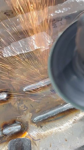 Right Angle Grinder, paired with the power of Green Corps, helping you grind down those welds with ease. 💪💥 http://go.3M.com/4NUB #3mcollision #collisionrepair #abrasives #powertools #welding | 3M Collision Repair