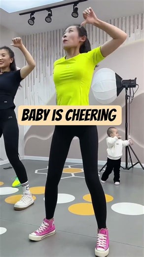 You can raise children and exercise at the same time. The baby is cheering.#Shorts #wanyomori #diet