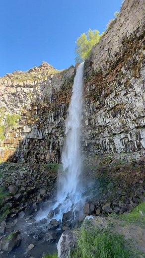 I’m shocked how many people don’t know about this waterfall you can walk behind only 5 minutes from the parking lot 🤯 This waterfall is so underrated and it needs to be on everyone’s bucket list if you ask me 🤌🏼 📍 This is Perrine Coulee Falls in Twin Falls, ID only 3.5 hours drive from Salt Lake City ✅ The waterfall drops 200 ft and runs year round. Most people visit Twin falls for the shoshone falls but this one is just a few minutes drive from it and is worth adding to the list while you’r