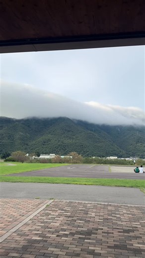 上田 道と川の駅おとぎの里 公式 on Instagram: "2025/09/14(日) 本日の夕方、#上田名物 のひとつである #逆さ霧 が見られました🌁 上田の逆さ霧は、 #太郎山 から #虚空蔵山(当駅の北側正面に見える山) にかけて、山々を越え雲が流れ下るように見える幻想的な気象現象のことで、#滝雲 とよんだりもするそうです。 全国的には珍しいようですが、上田市民にはわりとなじみのある光景。 それでも実際に目にすると、やはり幻想的で、思わずカメラを向けたくなります📸✨ #太郎山に逆さ霧がかかると気温が下がる という謂れもありますが、明日の気温は30℃超えの予報のようです。 まだまだ熱中症には気をつけてまいりましょう🙋🏻‍♀️🙋🏻‍♂️ ✼••┈┈••✼••┈┈••✼••┈┈••✼••┈┈••✼ 📍上田 道と川の駅おとぎの里 〒386-1106 長野県上田市小泉2575-2 📞0268-75-0587 営業時間 ✔︎物販所 9:00～17:00 ✔︎食堂 10:00～17:00 ✔︎食事オーダー時間 11:00～16:00 ✔︎バーガーオーダー時間 10:30