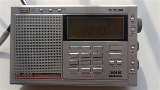 收音机太多了，只能割爱了，留念中的德生PL600，虽然成色一般，声音真不错。