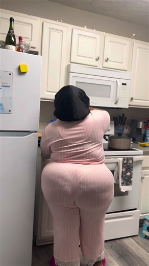 Hellabandzshordy 😈 💕 on Instagram: "Snowed in BUT FULL ! Yes I changed I got cold 🤣 Special request: Pot Roast , Yellow Rice , Collard Greens & Cornbread 💕"