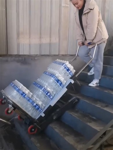 #CrawlerStairClimber #ElectricStairClimbingCart #ElectricStairClimber #DirectFactorySupplier #TimeLaborSaving #SandCementStairHauling #电动爬楼机 #履带爬楼机 #自平衡 #爬楼神器 #全自动平衡 #无人驾驶爬楼机 #搬运货物省时省力 #爬楼