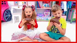 Hoy es el día de los dulces. Diana consigue dulces por sus buenas acciones. Roma también quiere muchos dulces y se los quita a su hermana. Pero cuando los niños se pelean, los dulces desaparecen. Suscríbete a Diana Bebe - http://bit.ly/2t8am5W (Diana y Roma en español) Kids Diana Show - http://bit.ly/2k7NrSx Instagram - https://www.instagram.com/kidsdianashow/ Tik Tok - https://www.tiktok.com/@kidsdianashow | Diana Bebe