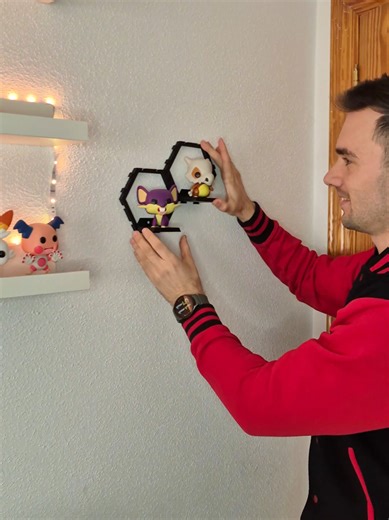 ¿Buscas ordenar o decorar sin complicarte? 👀 Estas bases hexagonales modulares en 3D se enganchan entre sí y te permiten crear composiciones en la pared para organizar llaves, accesorios, herramientas… ¡o lo que quieras! 🧩 ✔️ Se unen entre sí ✔️ Se instalan con tornillo o cinta de doble cara ✔️ Fabricadas en PLA biodegradable ♻️ ✔️ Ideales para escritorio, entrada, taller, habitación o setup 📦 Entrega en mano o envío 📩 Si quieres ver colores, medidas o hacer pedido → Chat o 3dteca.com Montas
